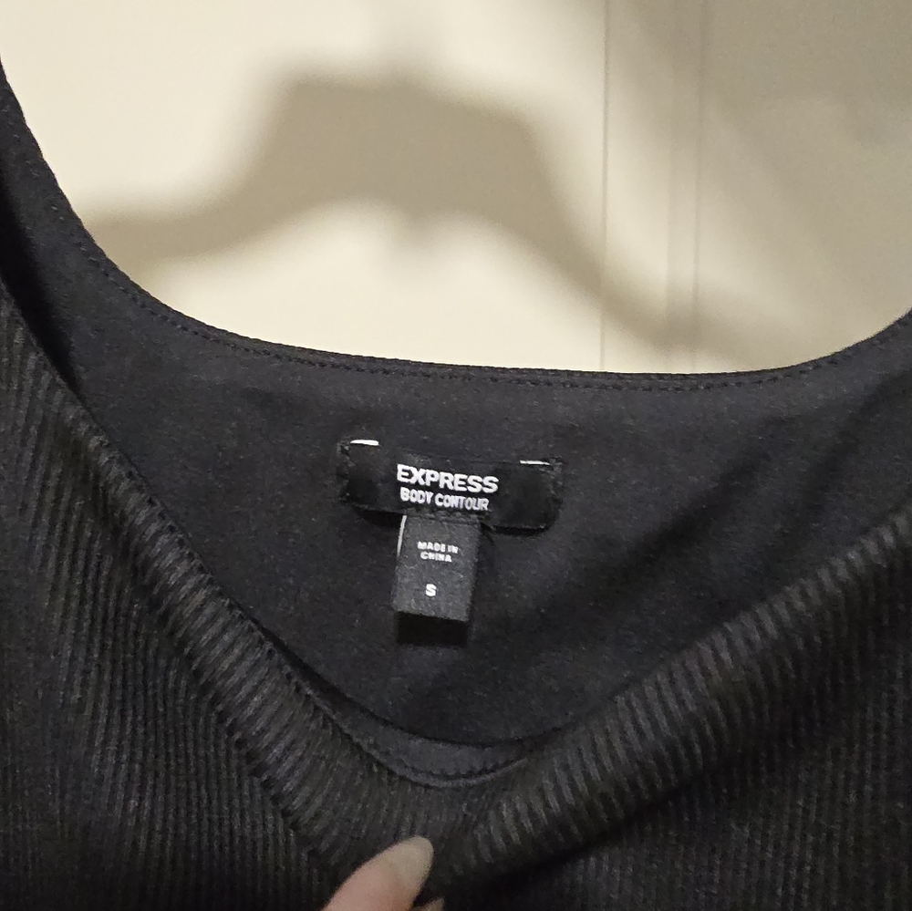 Express Body Contour Ribbed Crop Tank - Picture 3 of 4